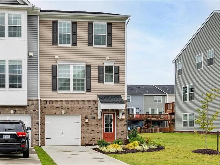 1335 Claytor Ln — Photo 4