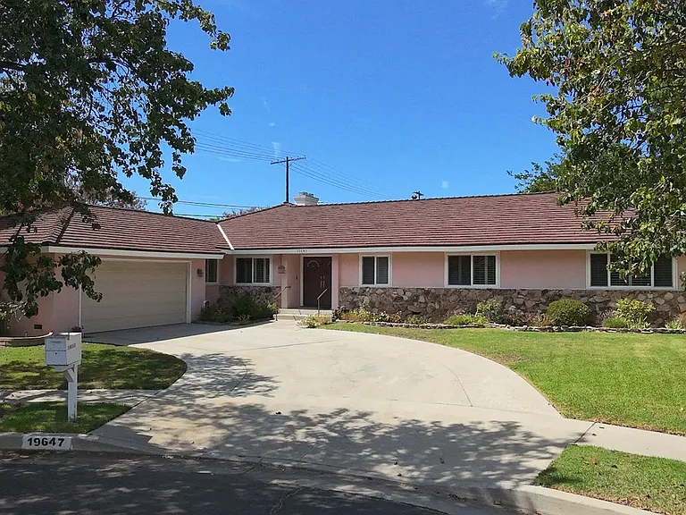 19647 Merridy St — Photo 3