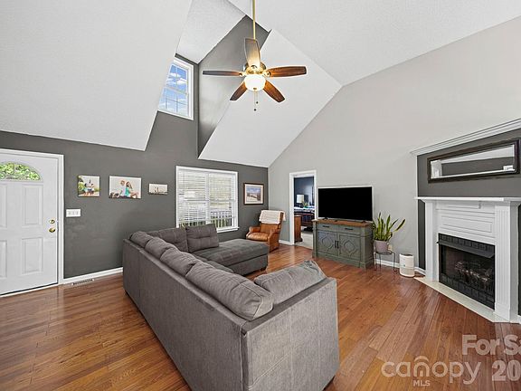 5th image of 563 Menzies Dr