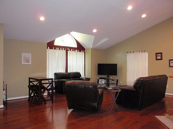 4th image of 1213 Blake Rd