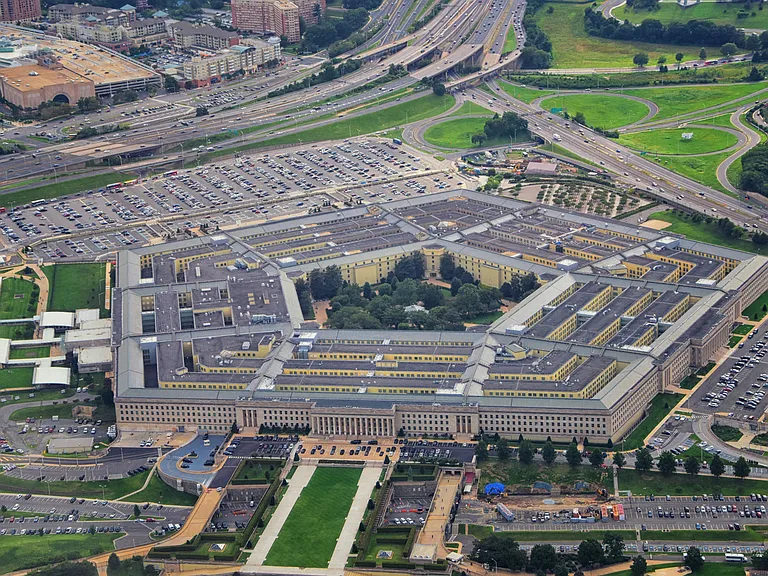 Close proximity to The Pentagon and Fashion Centre at Pentagon City
