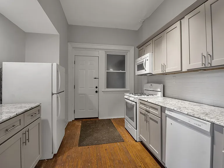 215 Allen St — Photo 19