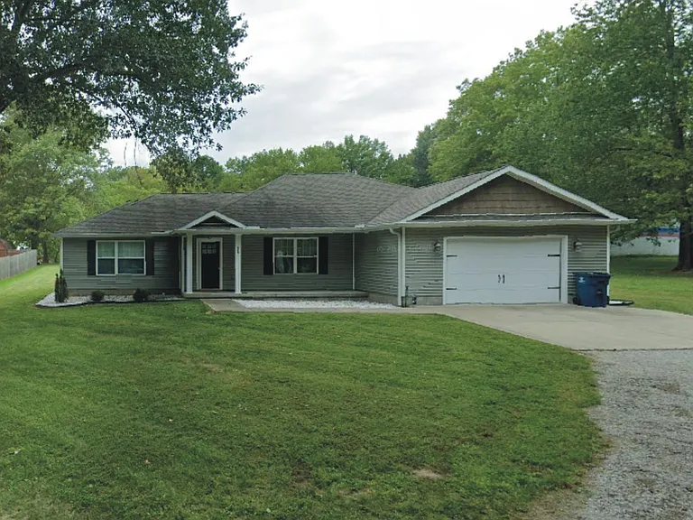 918 Whitecotton Dr — Photo 1