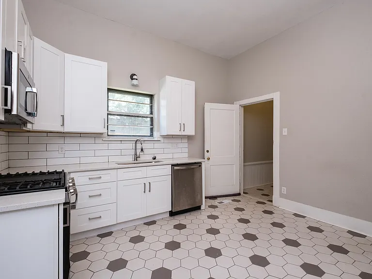 401 Johnson St #A — Photo 11