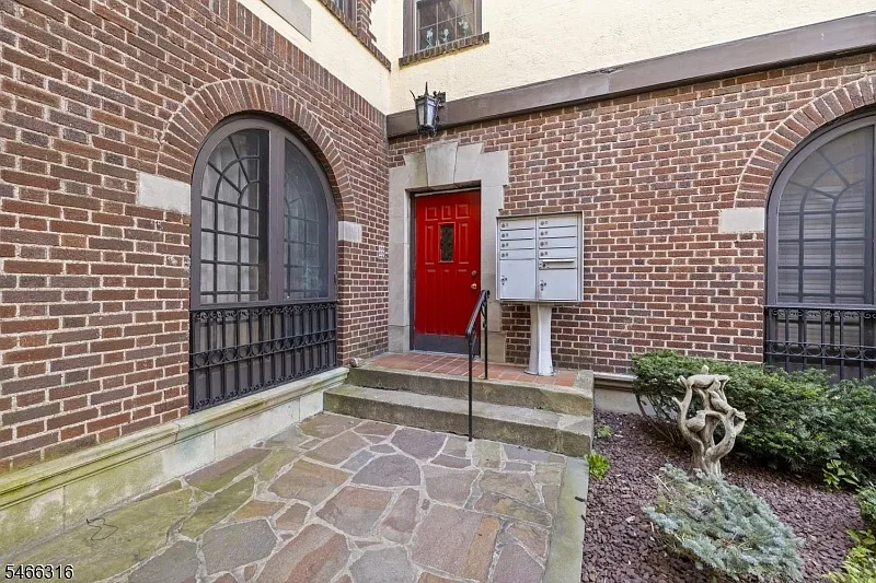 2 bed, 1.0 bath, 900 sqft, $2,950 — Photo 2