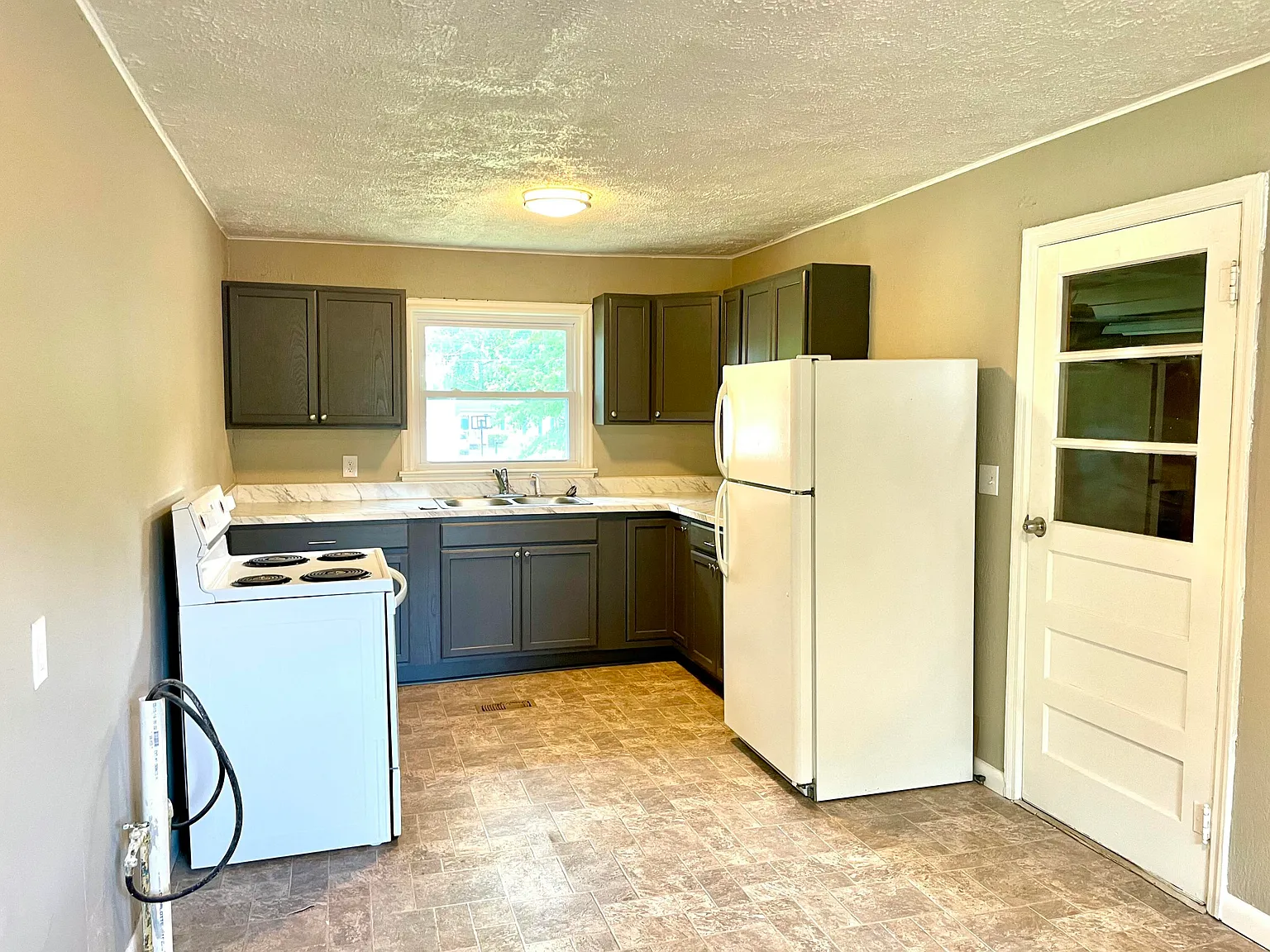 3 bed, 1.0 bath, 1062 sqft, $1,100 — Photo 4