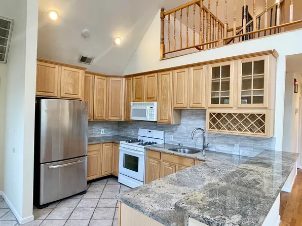 662 Undercliff Avenue image 2 of 17