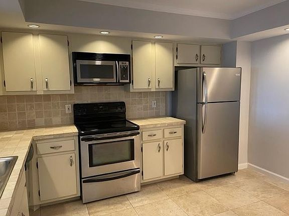 5th image of 2900 NE 14th Street Causeway #606
