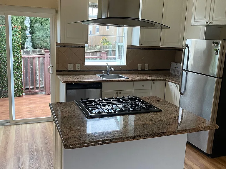 482 Oak Ave — Photo 1