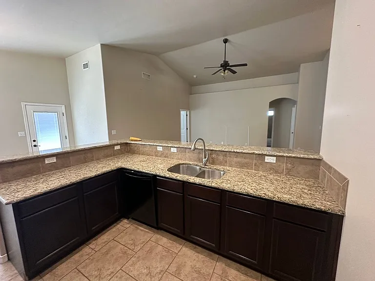 1815 Amber Dr — Photo 8