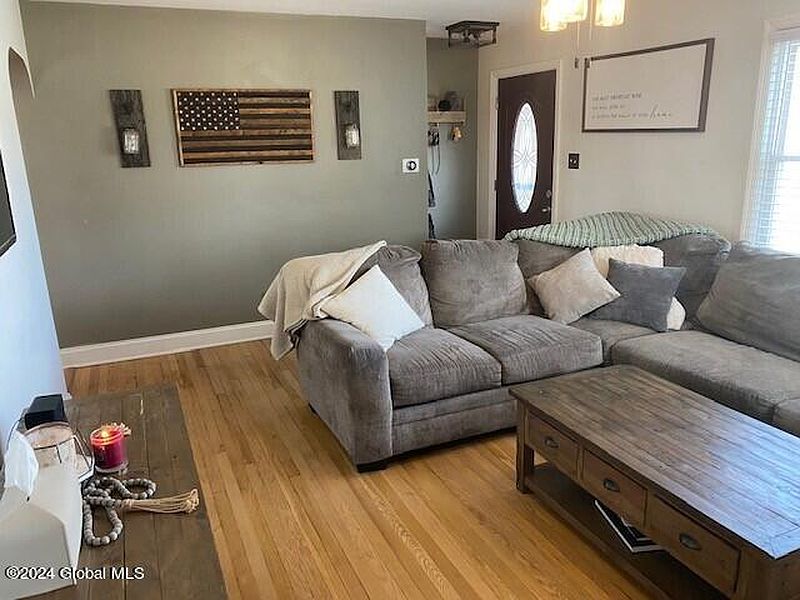 3rd image of 172 Sunnyside Road