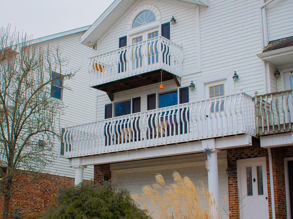 1st image of 121 Hill St