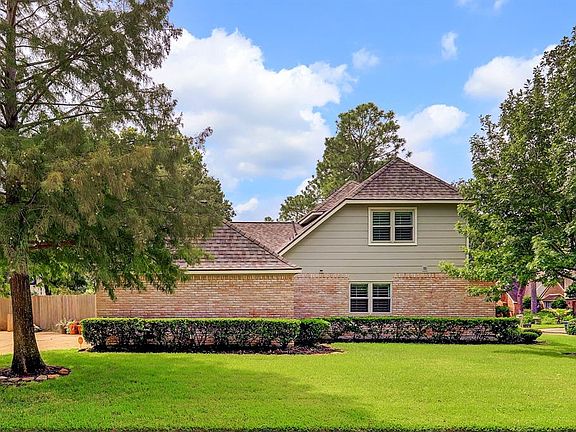 Side view of the property and garage to the back of the home.