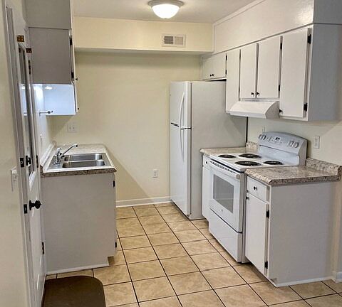 3rd image of 400 Foxfire Ct #B