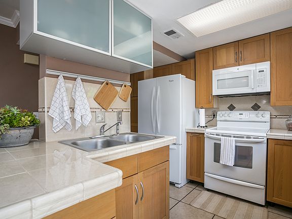 3rd image of 1193 N Mollison Ave Unit E