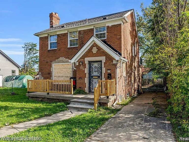 5574 Buckingham Ave — Photo 1
