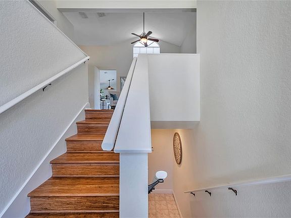 3rd image of 27 Jefferson Ct S