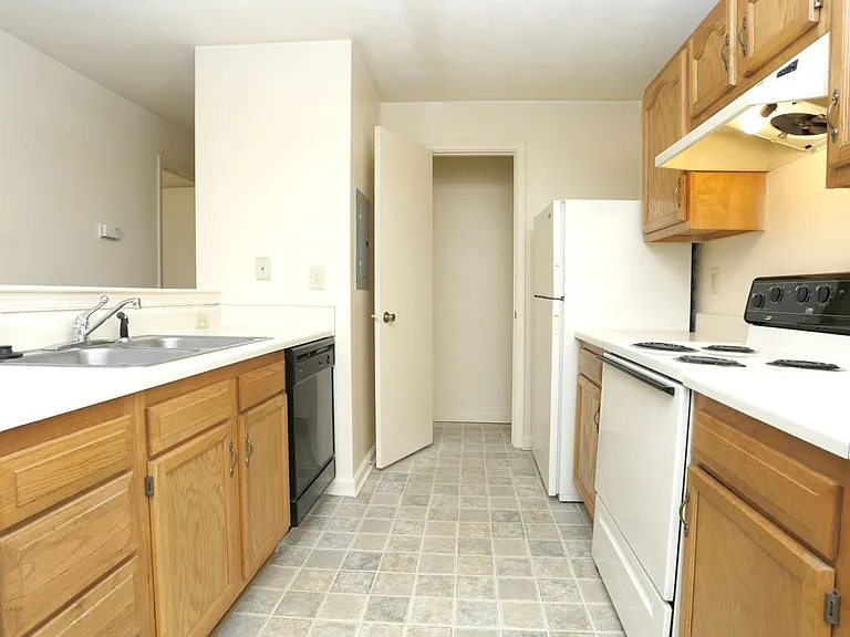 Pembroke Crossing Apartments (825 Crossing Court #103, Virginia Beach, VA 23455) — Photo 52