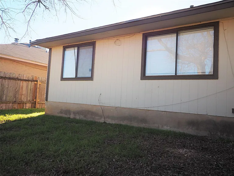 1403 Hermitage Dr — Photo 3
