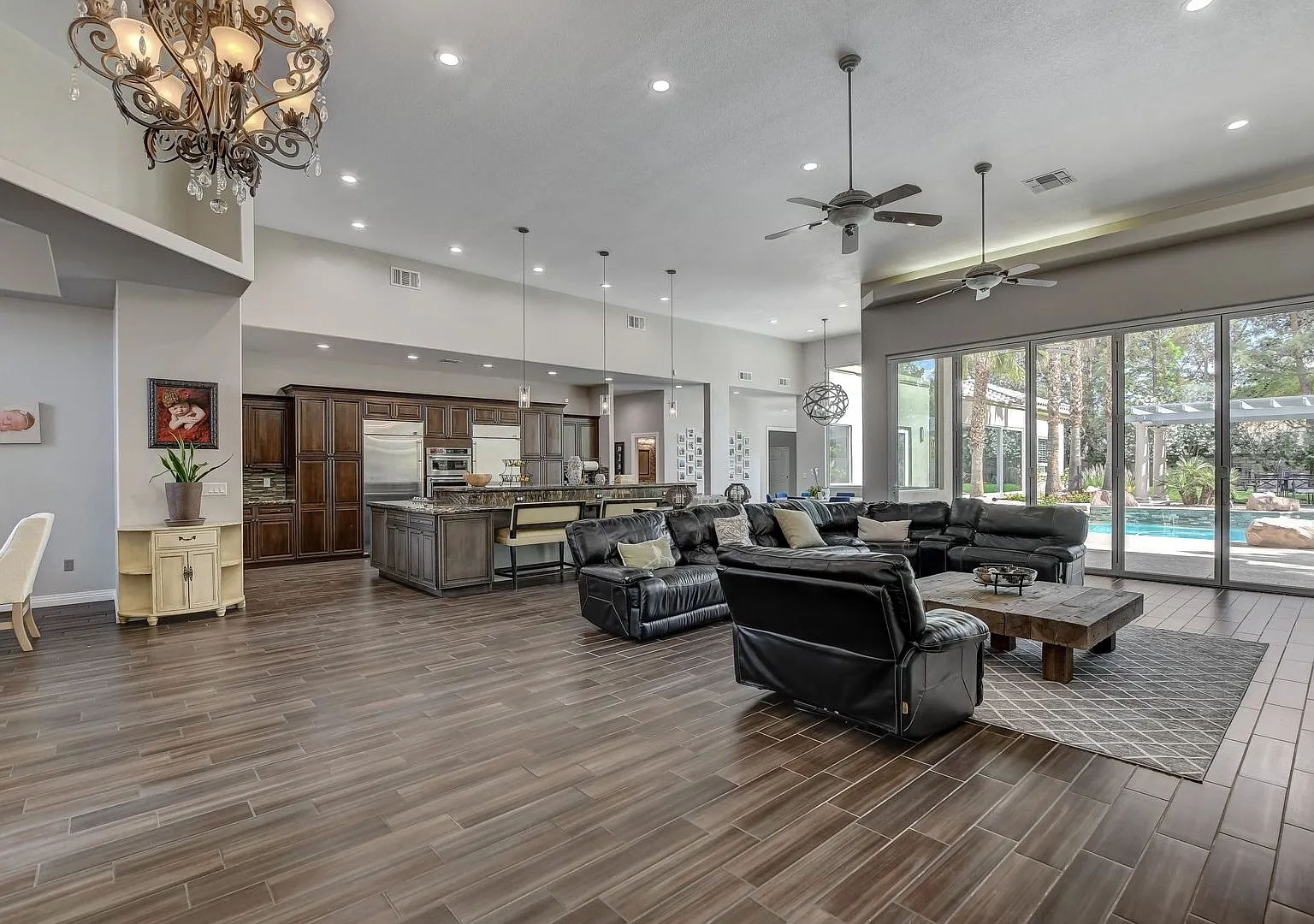A luxurious 5 Bedroom House with a Casita & a Sparkling pool at Ten Oaks Estates — Photo 4