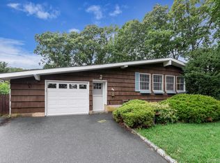 34 Crestwood Ln, Ronkonkoma, NY 11779