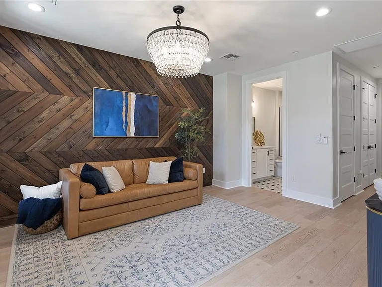 64 N Park Ave — Photo 6