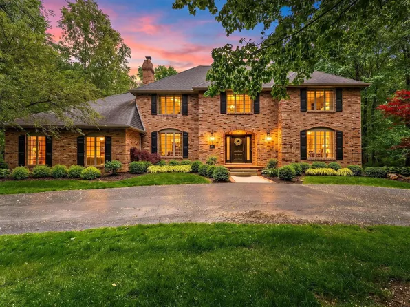 902 Crabapple Ln, Valparaiso, IN 46383