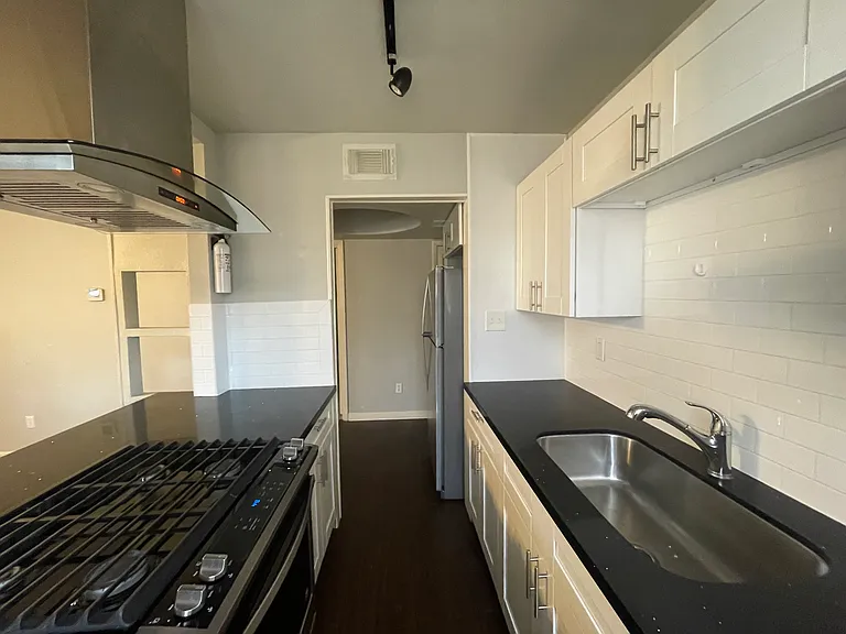 Carrolton Apartments — Photo 22