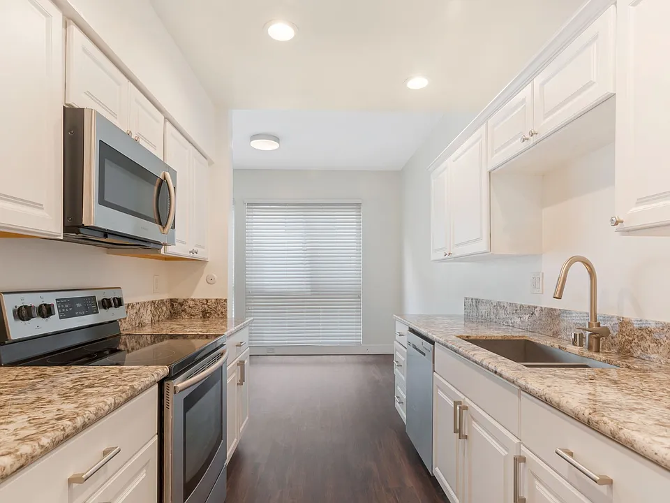 350 S Reeves Dr