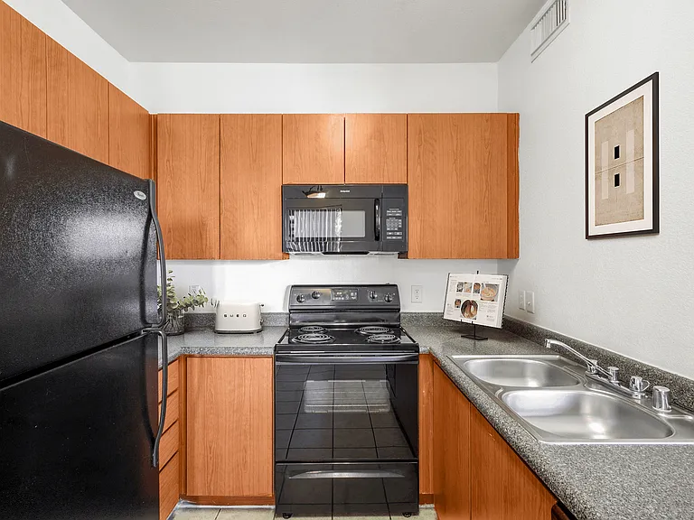 San Fernando Apartments — Photo 14