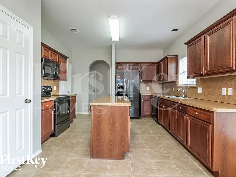 2925 Oakshire St — Photo 7