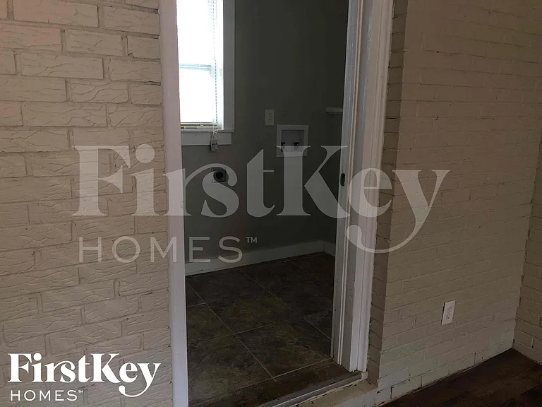 901 Elizabeth Dr — Photo 6