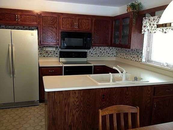 SUPERB KITCHEN W/GREAT WORK SPACE!
