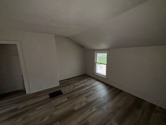 4th image of 411 S Oak St