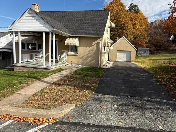 15 Lake St, Mohnton, PA 19540