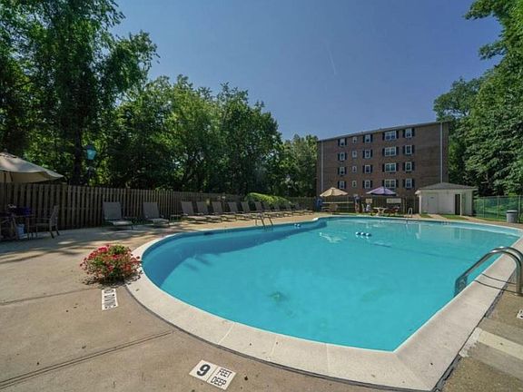 5th image of 1 Consulate Dr APT 1B
