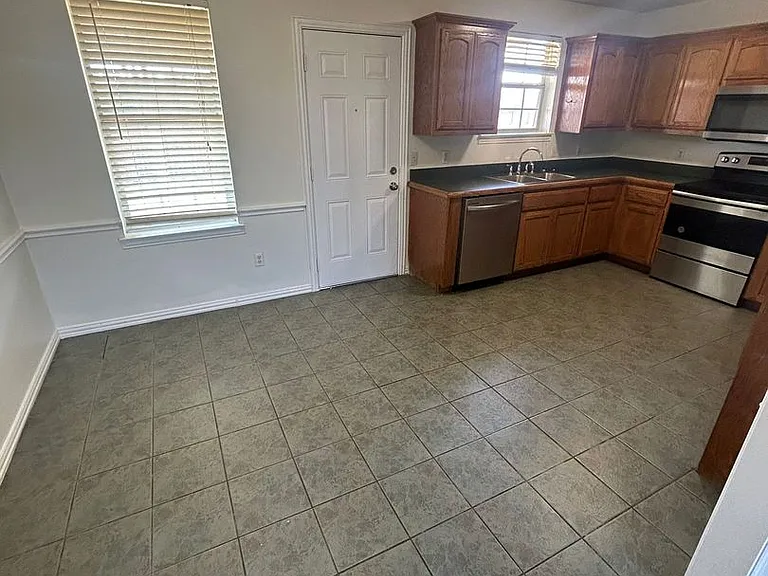 1001 Brookhaven Dr — Photo 13