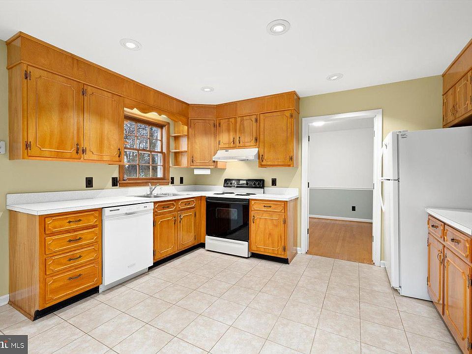 2nd image of 218 Taylor St