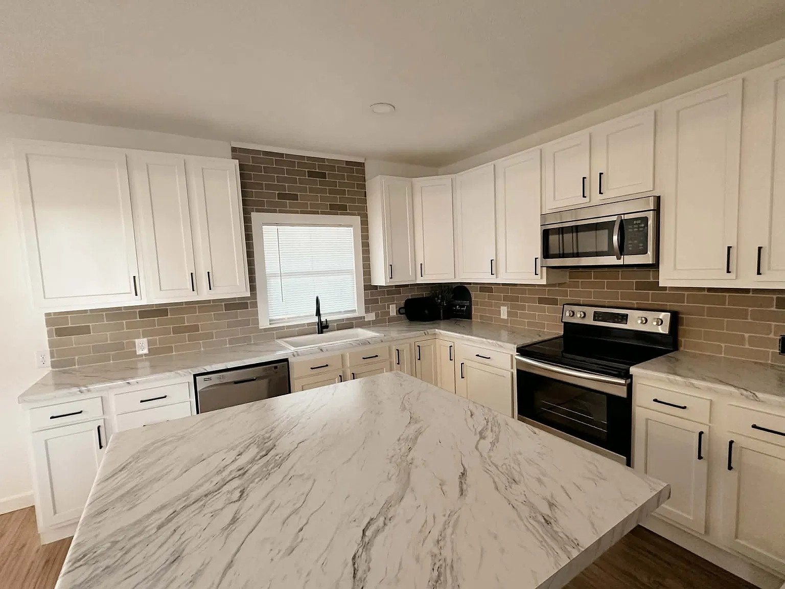 4 bed, 2.5 bath, 2292 sqft, $2,000 — Photo 2