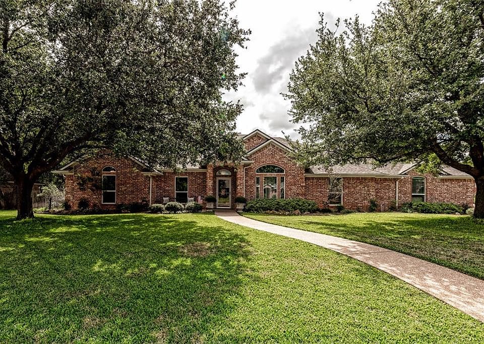 1st image of 116 Laurel Oaks Ln