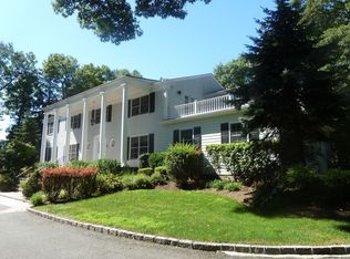 5 Brookville Ln S, Glen Head, NY 11545