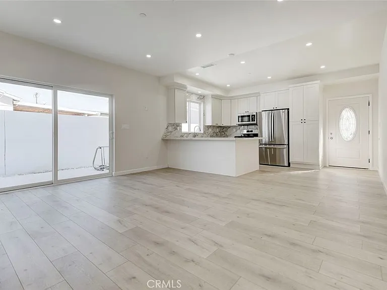 7408 Radford Ave — Photo 10