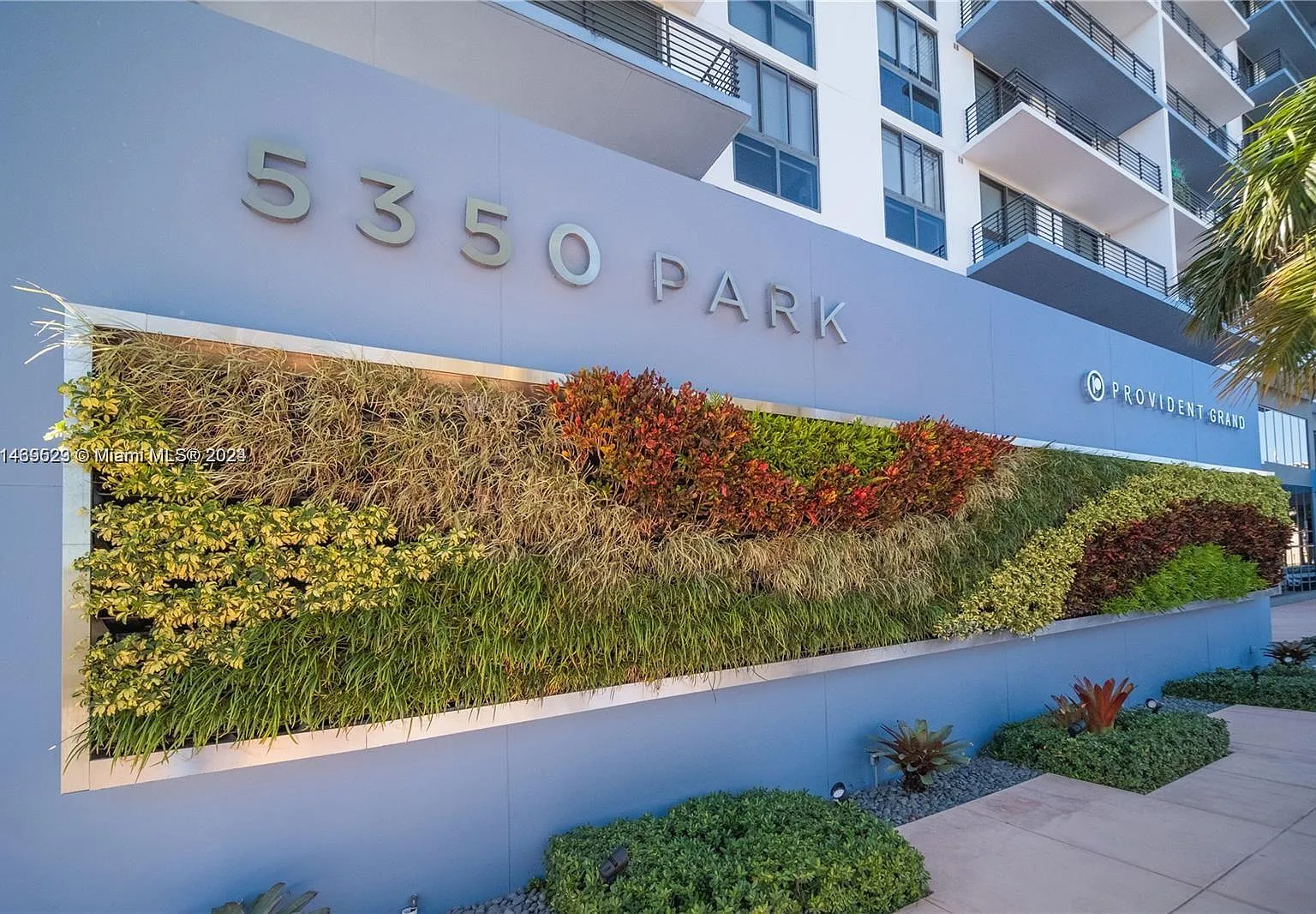 5350 Park Condo — Photo 2