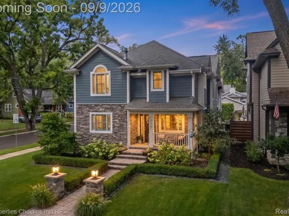 932 Roselawn Dr, Rochester, MI 48307