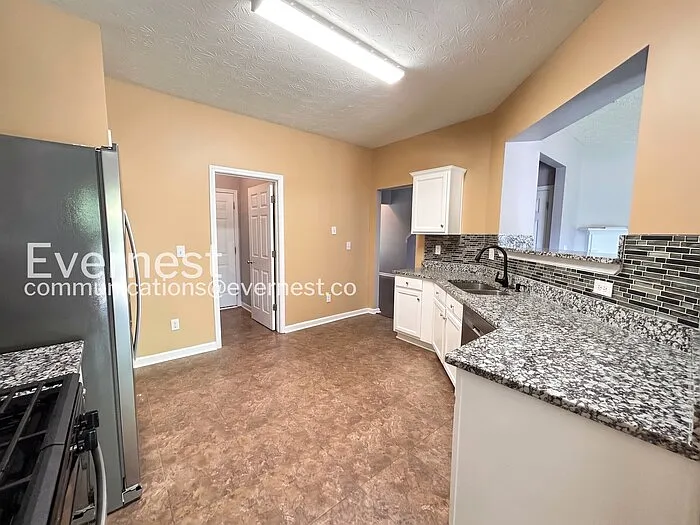 729 Mountain Laurel Dr — Photo 4