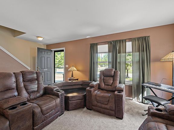 5th image of 600 Honeysuckle Ln