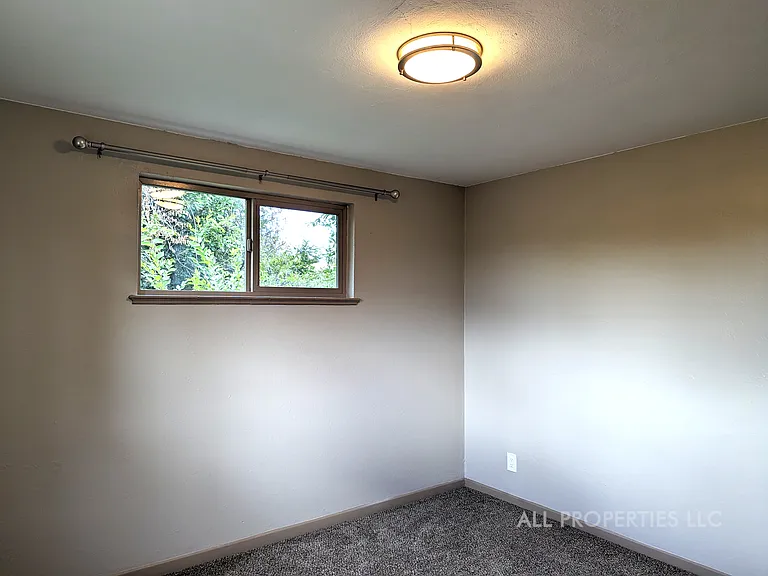 1005 N Newton St — Photo 16