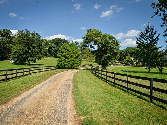 Entrance with paddocks