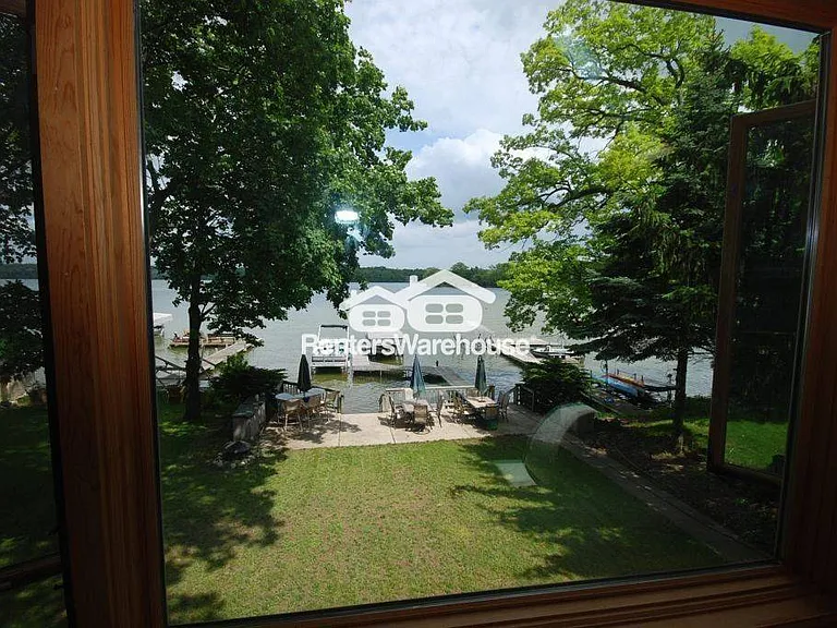 2310 N Lake Dr — Photo 1