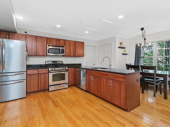 4th image of 29 Spruce St Unit 23